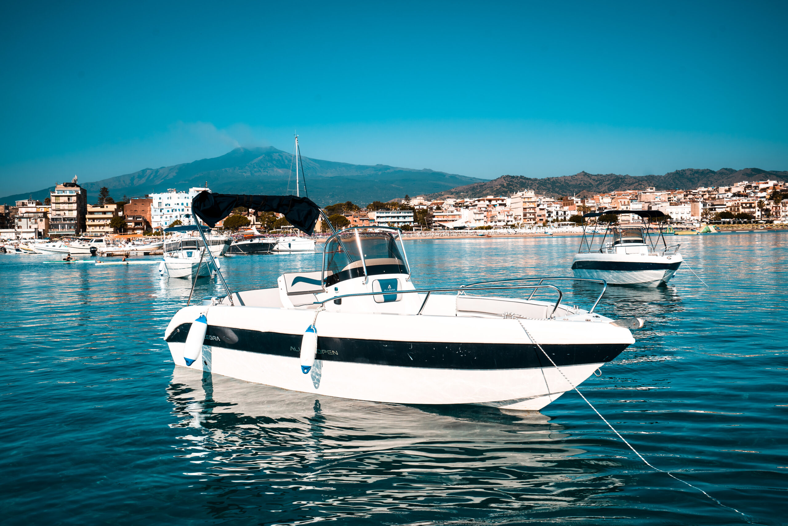 Noleggio barca senza patente a Taormina
